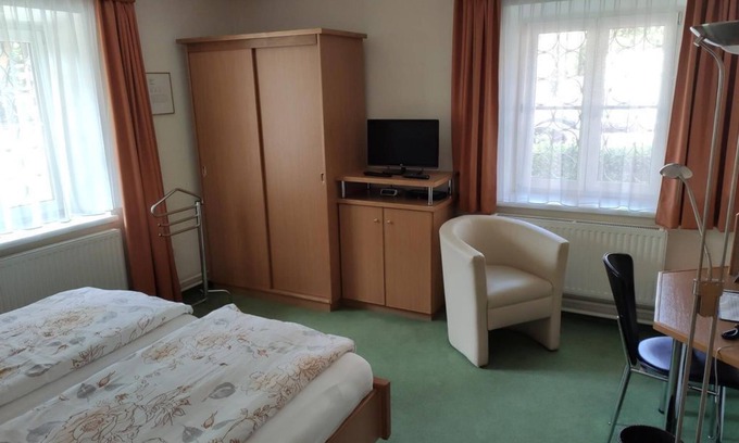 Nonntal Bed & Breakfast | Immaculate Double Room with Breakfast and Family Amenities