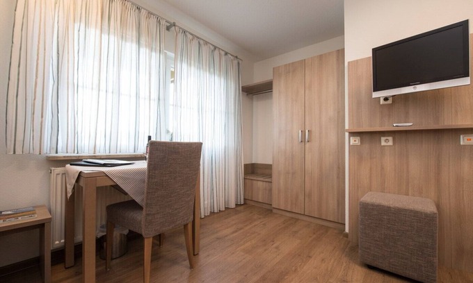 Opfingen Apartment | Cozy Double Room with Shower and Terrace, Breakfast Included