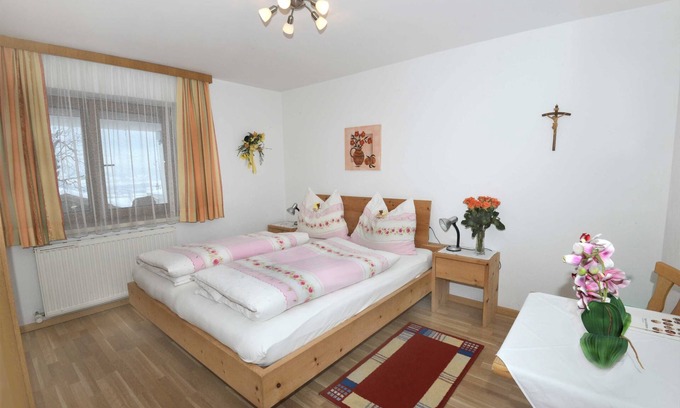 Thaur Apartment | Cozy Double Room with Shower at Gästehaus Sonnenheim