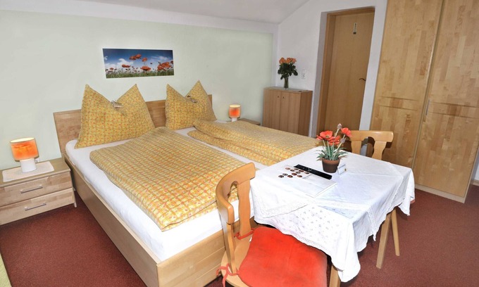 Thaur Apartment | Cozy Double Room with Shower - Gästehaus Sonnenheim