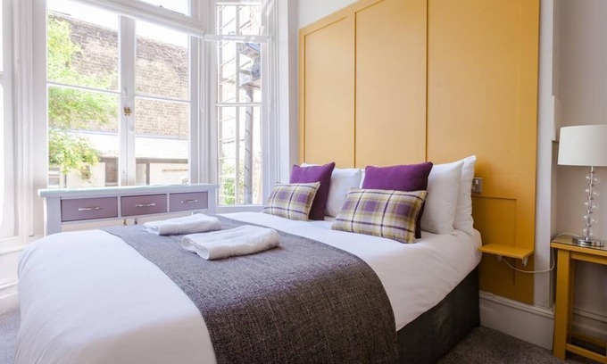 Cambridge City Centre House | Cozy Double Room with Futon Sofa Bed & Kitchen Access