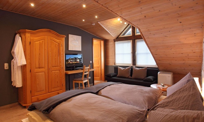 Oedingen Apartment | Double Room with Ocean View & Breakfast for Memorable Stays