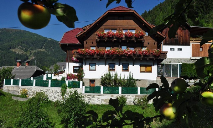 Bach Cottage | Cozy Double Room at Landhaus Hinteregger with Breakfast