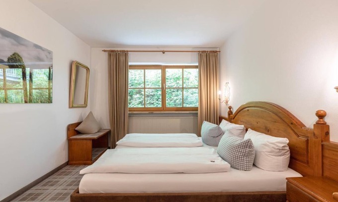 Ettal House | Comfortable Double Room with Hot Tub at Hotel Blaue Gams