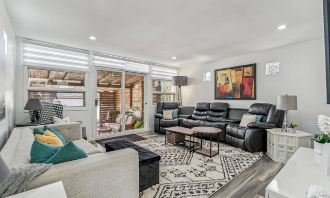 Hillhurst House | Spacious Double Suite in Downtown with Family-Friendly Perks