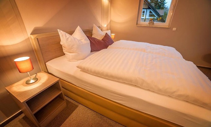 Weisen Apartment | Delightful Double Room with Bathroom & Garden View