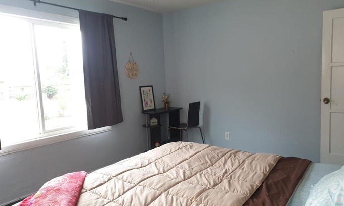 Riverside House | Cozy Private Room with Twin Beds in a Charming Bungalow