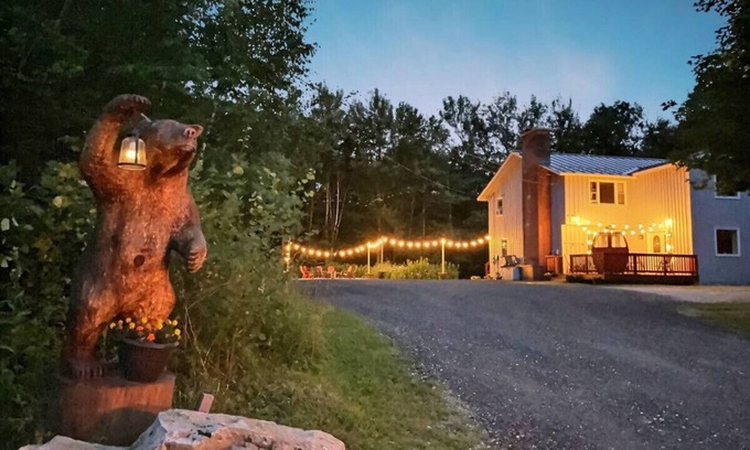 Killington Apartment | Experience DoubleDen: Hot Tub & Pool in Prime Location!