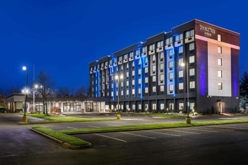 Cranbury Hotel | Relaxing Stay at DoubleTree by Hilton Monroe Township