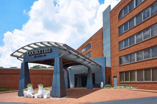 North Brookhaven Hotel | Pet-Friendly Retreat at Doubletree By Hilton Dunwoody