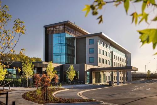 Papakura Hotel | Elegant Doubletree By Hilton Karaka with Oceanfront Pool