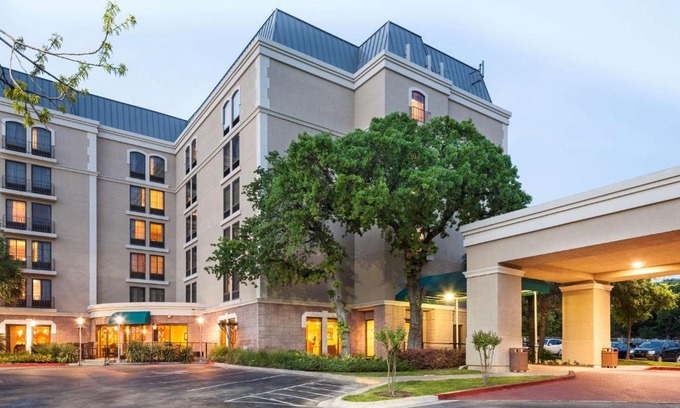 Swede Hill Hotel | Relax at DoubleTree by Hilton Austin-University Area Hotel