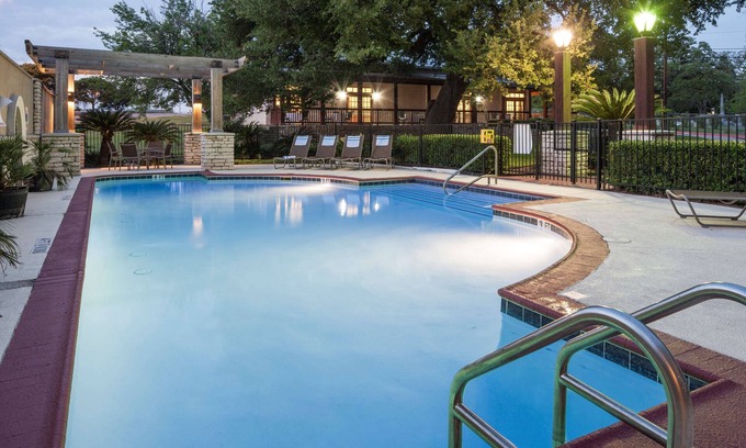 Swede Hill Hotel | Discover DoubleTree by Hilton Austin - University Area Stay