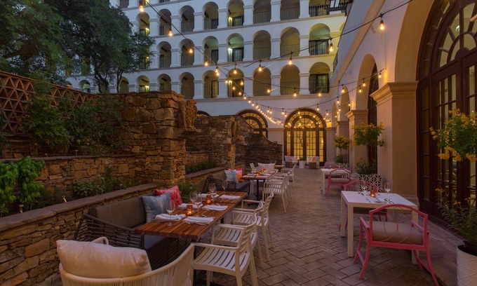 St. Johns Hotel | Discover DoubleTree by Hilton Austin: Spa, Pool & More