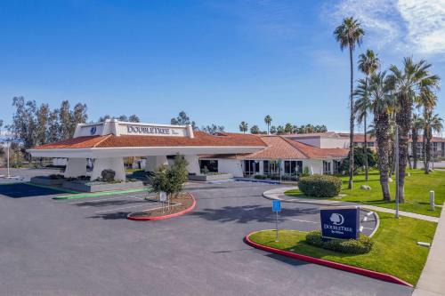 Bakersfield Hotel | Relax at DoubleTree by Hilton Bakersfield: Pool & Ocean View