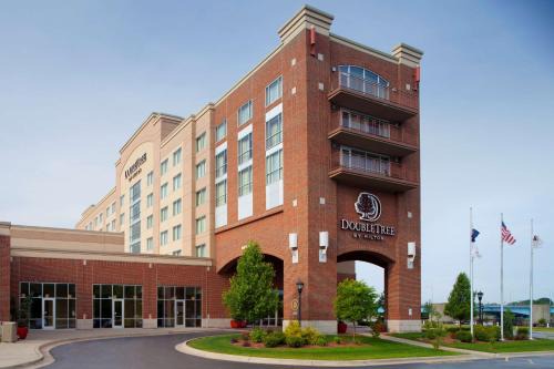 Bay City Hotel | Experience DoubleTree by Hilton Bay City - Riverfront Stay