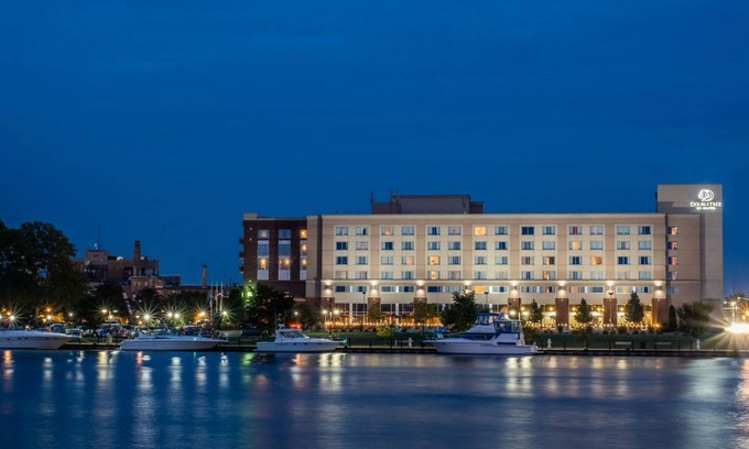 Bay City Hotel | Relax at DoubleTree by Hilton Bay City - Riverfront Hotel