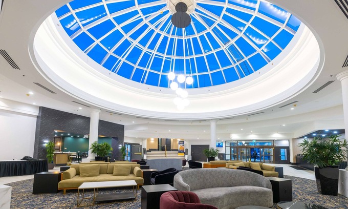 Calgary Hotel | Discover DoubleTree by Hilton Calgary North with Pool & Dining