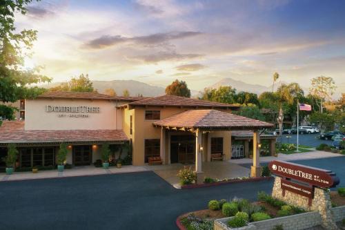 Claremont Hotel | Inviting DoubleTree by Hilton Claremont with Ocean View Pool