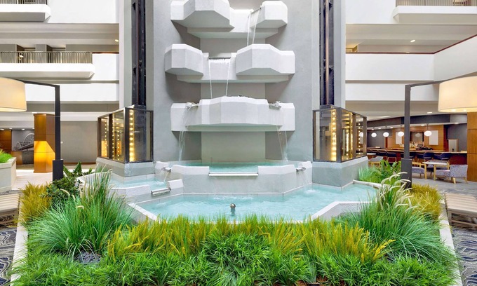 Downtown Hotel | Relaxing Retreat at DoubleTree by Hilton Davenport