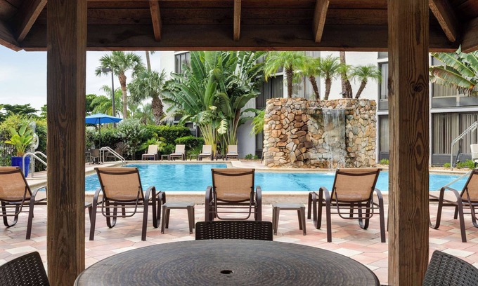 Villas Hotel | Relax at Doubletree by Hilton Fort Myers with Pool & Spa