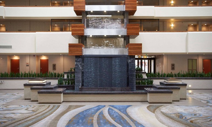 Downtown Hotel | Discover DoubleTree by Hilton Fresno: Relaxing Amenities Await