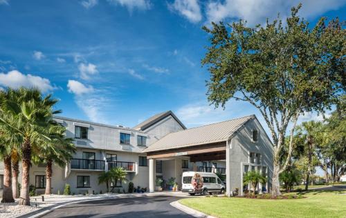 Gainesville Hotel | Relax at DoubleTree by Hilton Gainesville with Pool & Ocean Views