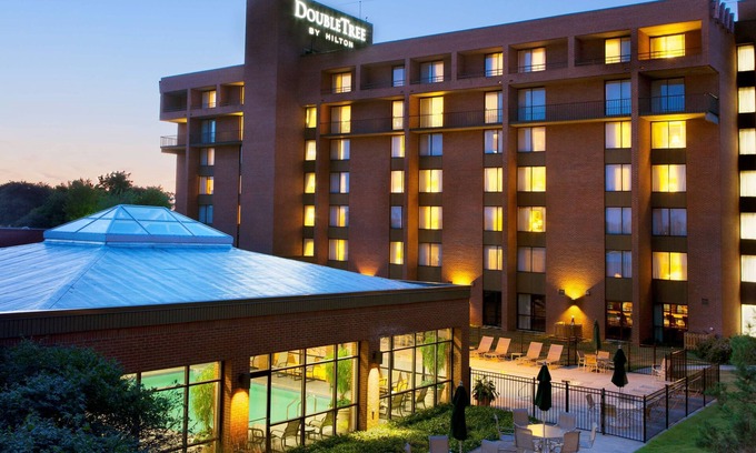 East Syracuse Hotel | Relax at DoubleTree by Hilton Hotel Syracuse with Pool & Spa