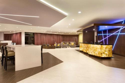 Northeast Mississauga Hotel | Welcoming DoubleTree by Hilton Hotel Toronto Airport West