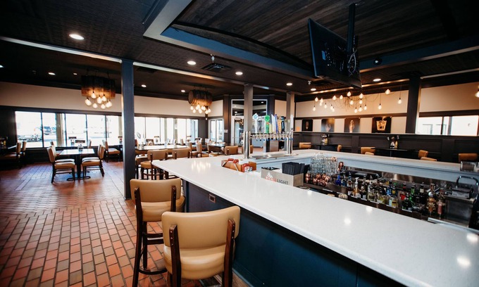 Bloomington Hotel | Top-Rated DoubleTree by Hilton Bloomington with Pool & Spa