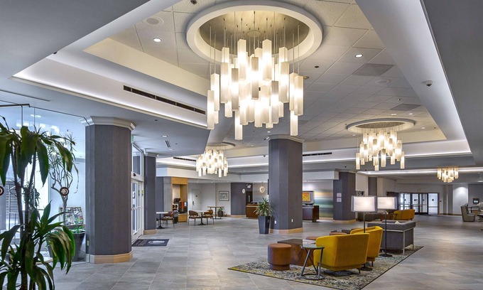 Modesto Hotel | Relax at DoubleTree by Hilton Hotel Modesto: Pool & Spa