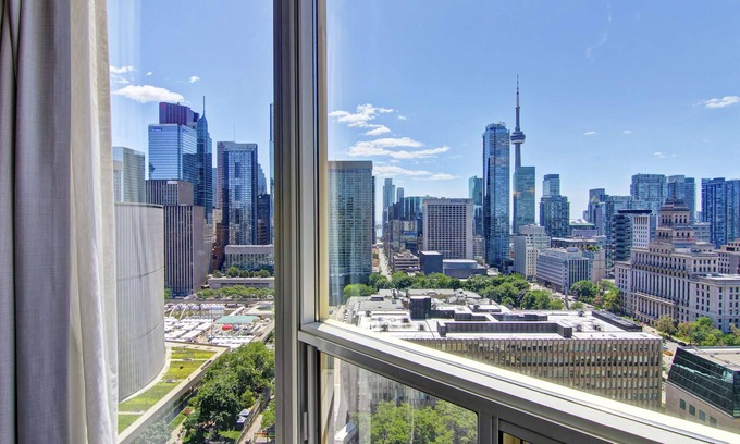 Bay Street Corridor Hotel | Discover DoubleTree by Hilton Toronto: Pool, Spa & Dining