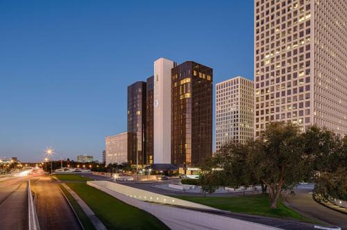 Greenway Plaza-Upper Kirby Hotel | Discover Comfort at DoubleTree by Hilton Houston Greenway Plaza