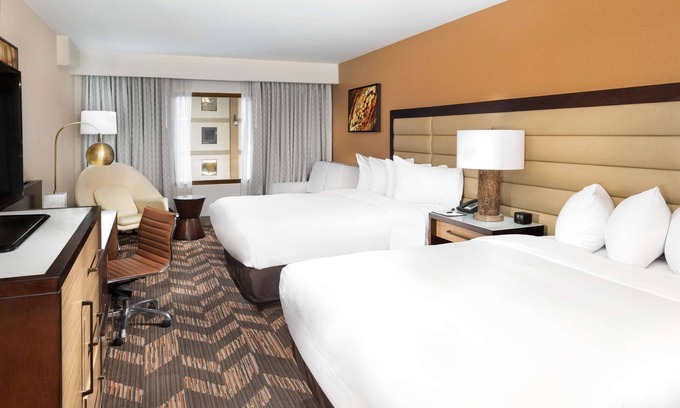 Lawrence Hotel | Inviting DoubleTree by Hilton Hotel Lawrence with Pool & Dining