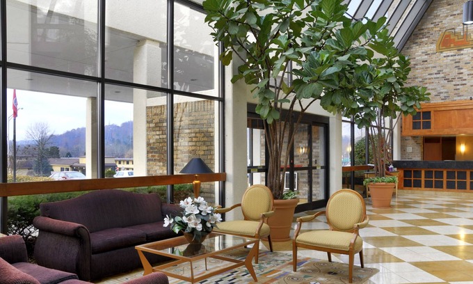 Oak Ridge Hotel | Stylish DoubleTree by Hilton Oak Ridge - Family Friendly Stay