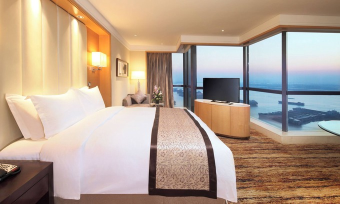 Jinghu District Hotel | Elegant DoubleTree by Hilton Wuhu with Pool and Spa