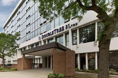 Jamestown Hotel | Explore Doubletree By Hilton Jamestown: Poolside Retreat Awaits