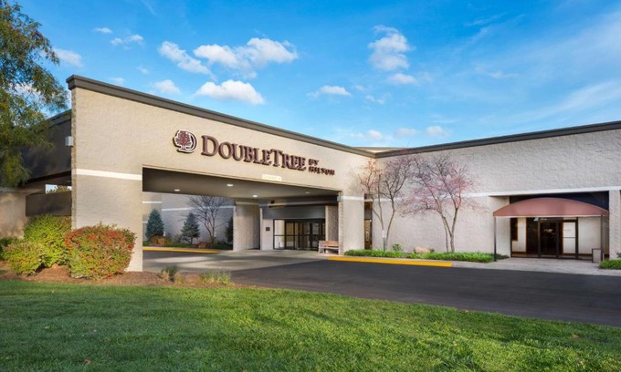 Lawrence Hotel | Discover DoubleTree by Hilton Lawrence: Pet-Friendly Comfort