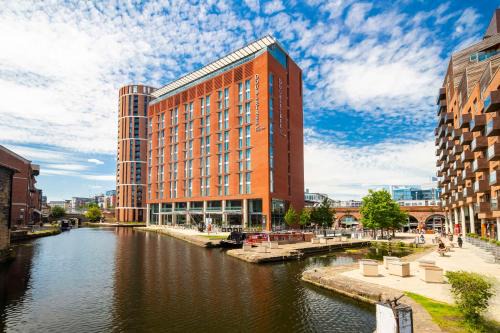 Leeds City Center Hotel | Stylish DoubleTree by Hilton Leeds: Pet-Friendly Comfort