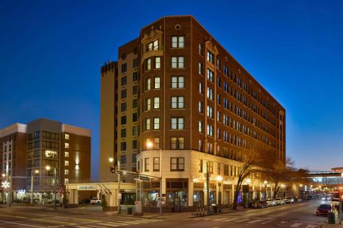 Downtown Memphis Hotel | Discover DoubleTree by Hilton Memphis Downtown: Family-Friendly Stay