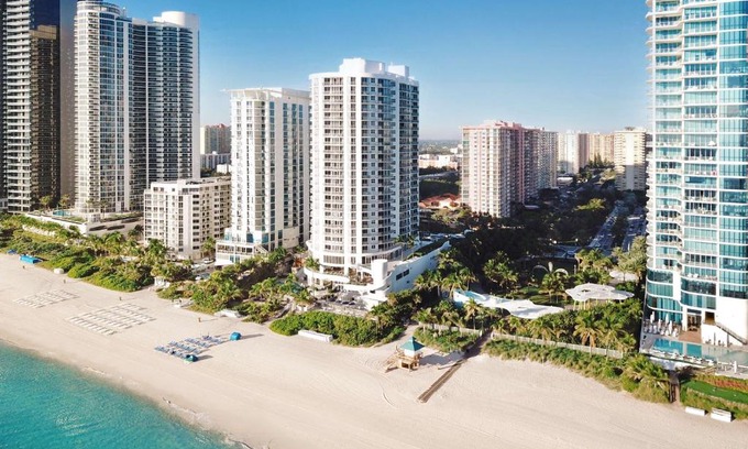Sunny Isles Beach Resort | Beachfront Retreat at DoubleTree by Hilton Ocean Point