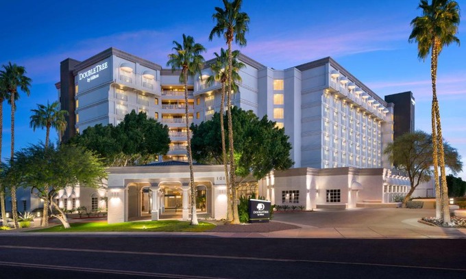 Mesa Hotel | Relaxing Getaway at Doubletree by Hilton Phoenix Mesa