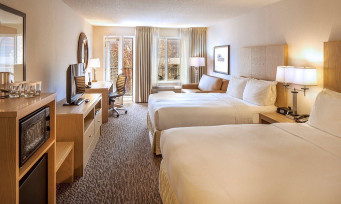 Tigard Hotel | Delightful DoubleTree by Hilton Tigard with Pool & Spa