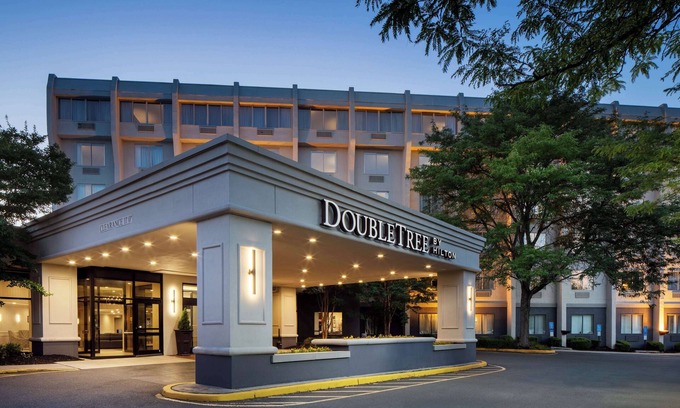 Princeton Hotel | Elegant DoubleTree by Hilton Princeton with Pool & Spa