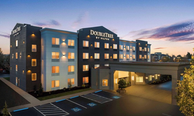 Salem Hotel | Relax at Doubletree by Hilton Salem with Pool & Spa