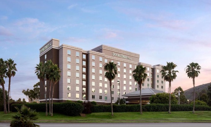 Brisbane Hotel | Pet-Friendly DoubleTree by Hilton: Bayfront Bliss Awaits