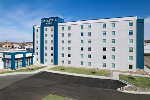 Sioux City Hotel | Relax at The Riverside Plaza Hotel with Pool & Breakfast