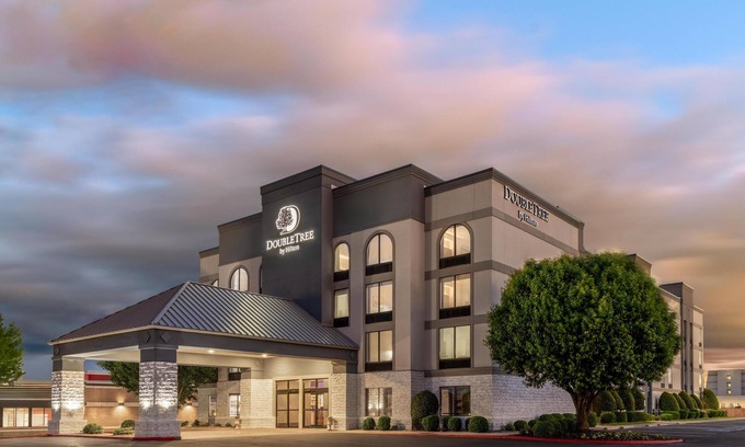 Bentonville - Fayetteville Hotel | Relax at DoubleTree by Hilton Springdale with Pool & Spa