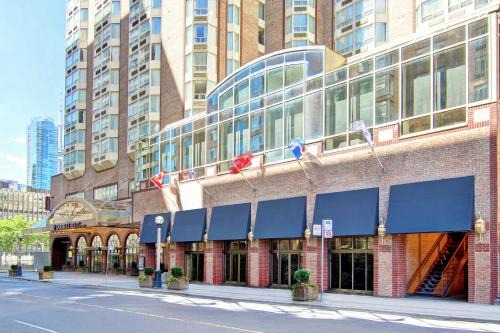 Bay Street Corridor Hotel | Discover DoubleTree by Hilton Toronto Downtown with Pool Access