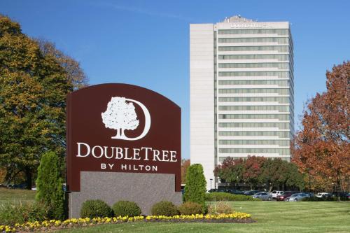 Overland Park Hotel | Pet-Friendly Retreat at DoubleTree by Hilton Overland Park